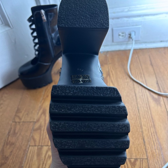 Black Heart Platforms - Picture 5 of 5